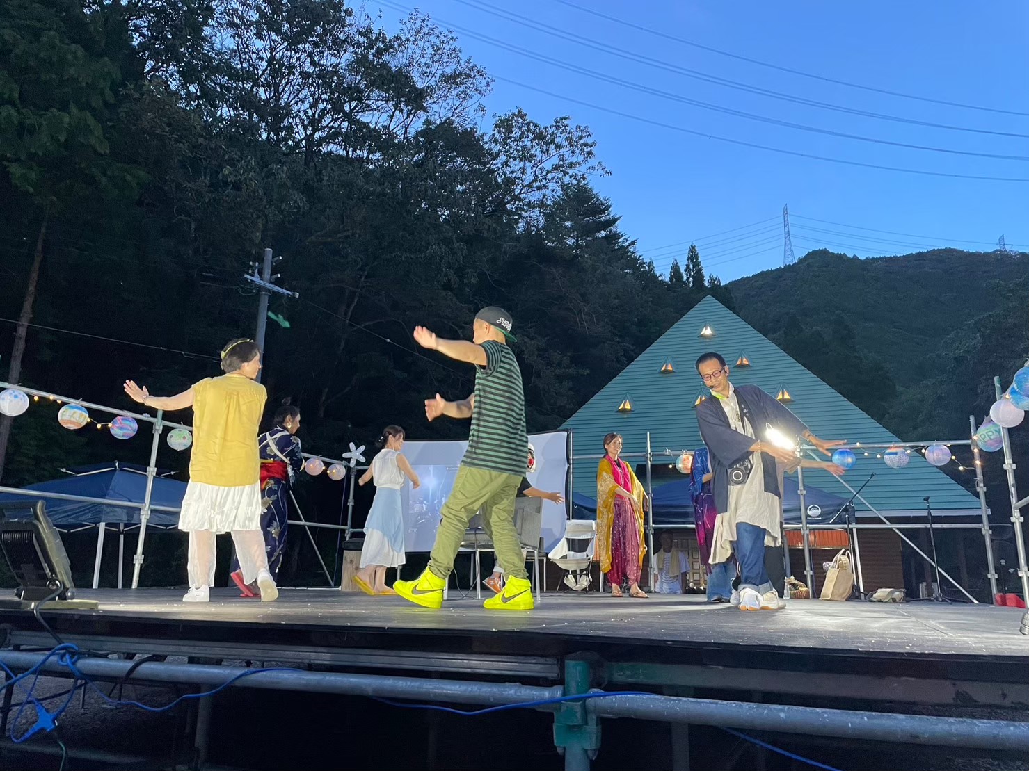灯りに包まれる夕暮れの会場