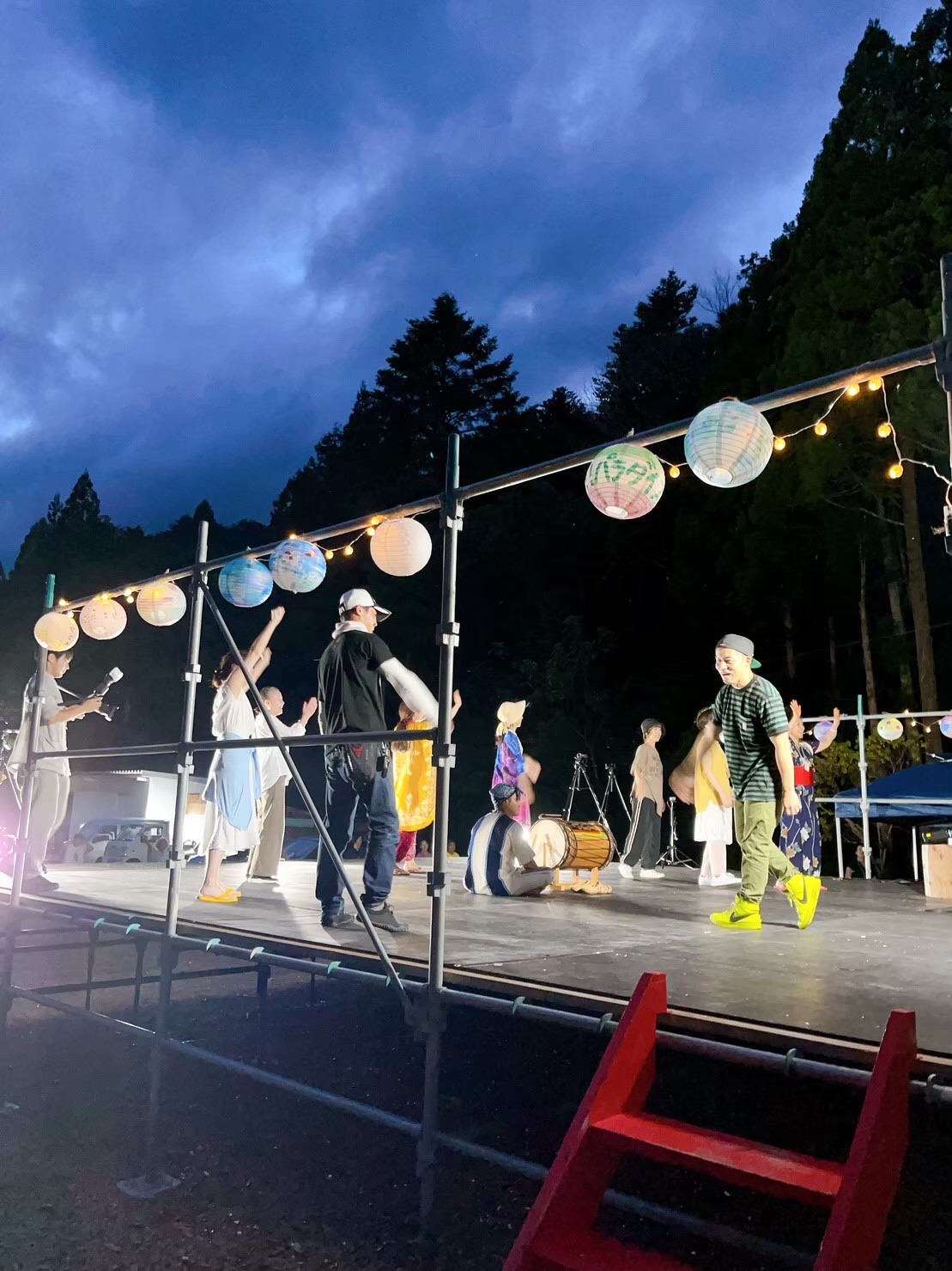 輪になり踊る参加者たち